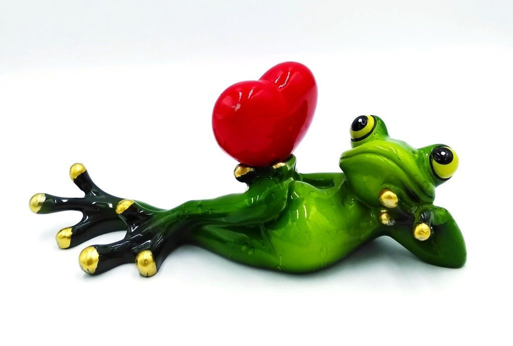 Статуэтка фигурка Лягушка Арт с сердцем 15 см полимерная. Сувенир для интерьера, декора дома. Подарок #1