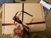 Крафтовая подарочная коробка "23 февраля красная звезда" (22х16,5х10 см) с бумажным наполнителем "тишью", атласными лентами, мини открыткой #34, Анастасия Попова