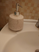 Диспенсер для жидкого мыла керамический ND Play "Sand" / Дозатор для моющего средства для ванной и кухни (размер: 10,1х10,1х15,5 см) #74, Наталья В.