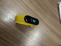 Силиконовый ремешок для фитнес браслета Xiaomi Mi Band 3 и Mi Band 4 / Спортивный браслет для умных смарт часов / Сменный ремешок для фитнес трекера, Желтый #62, Виталий И.