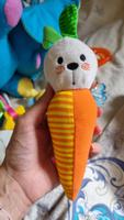 Мягкая игрушка погремушка для новорожденных малышей "Зайка Морковка" #119, Лиза К.