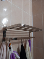 Полка для ванной комнаты металлическая с крючками и держателем полотенец / Полка настенная в ванную #74, Татьяна Р.