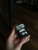 Чехол Karl Lagerfeld для наушников Apple Airpods 1, 2 / кейс на наушники Аирподс 1, 2, силиконовый с карабином Karl, черный #28, Екатерина Д.