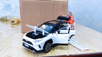 Коллекционные металлические машинки TOYOTA RAV4 Sport 1/24 Тойота RAV4 (бело-черный) #14, Иван