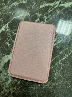 Магнитный картхолдер для смартфона Guess MagSafe Wallet Cardslot из экокожи для хранения 2х карт, с функцией подставки, с металлическим логотипом Triangle metal logo, розовый #5, Диана Г.