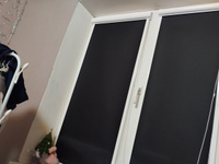 Кассетная рулонная штора 58x135 см, черный блэкаут 100%, с правым управлением, с алюминиевыми направляющими на пластиковые окна/балкон, с вертикальными направляющими, без сверления, УНИ2 #4, Мария В.