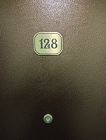 Номерок на дверь квартиры 128, для кабинета, офиса, шильдик 9 х 7 см, золотистый, Айдентика Технолоджи #7, Виталий С.