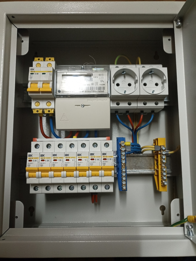 электрощит с автоматическими выключателями и толстыми кабелями