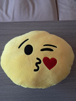 Декоративная подушка Смайлик Эмоджи Emoji Воздушный поцелуй с любовью, 28 см #20, Константин Ш.