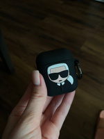 Чехол Karl Lagerfeld для наушников Apple Airpods 1, 2 / кейс на наушники Аирподс 1, 2, силиконовый с карабином Karl, черный #29, Екатерина Д.