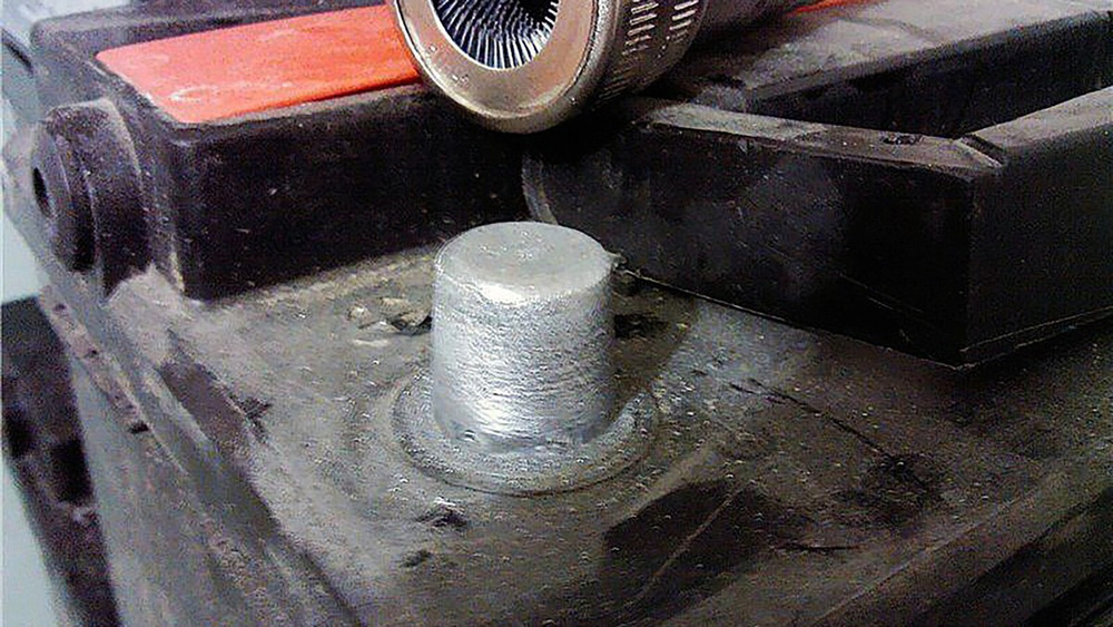 Инструмент для пайки клемм акб. Окислились контакты на аккумуляторе автомобиля. Форма для отлива клемм 190 акб. Восстановление клемм аккумулятора. Клеммы акб скутер.