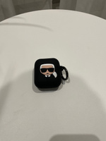 Чехол Karl Lagerfeld для наушников Apple Airpods 1, 2 / кейс на наушники Аирподс 1, 2, силиконовый с карабином Karl, черный #26, Артём Г.