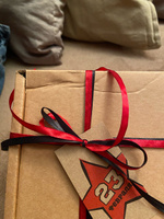 Крафтовая подарочная коробка "23 февраля красная звезда" (22х16,5х10 см) с бумажным наполнителем "тишью", атласными лентами, мини открыткой #36, Валерия И.