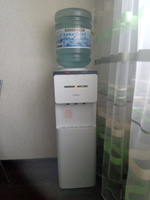 Кулер для воды (диспенсер) напольный Sonnen FSC-03 для дома и офиса, нагрев/охлаждение электронное, шкаф, 3 крана, бело-черный #3, НАТАЛЬЯ С.