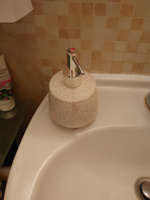 Диспенсер для жидкого мыла керамический ND Play "Sand" / Дозатор для моющего средства для ванной и кухни (размер: 10,1х10,1х15,5 см) #75, Наталья В.