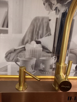 ALVE Диспенсер кухонный встраиваемый для моющего средства с длинным шлангом 1,2 метра и емкостью 500 мл, дозатор врезной для мойки, органайзер для мыла, матовое золото #157, Алёна А.