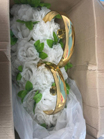 Свадебное украшение на автомобиль жениха и невесты "Белые розы" с белыми бутонами из текстиля, зелеными листочками и золотыми кольцами с колокольчиками, большое #3, Наталья р.