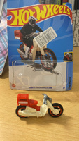 Мотоцикл Hot Wheels ЯКУДЗА ДОСТАВЩИК Honda Super Cub Custom #151, Меган Маркл