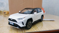 Коллекционные металлические машинки TOYOTA RAV4 Sport 1/24 Тойота RAV4 (бело-черный) #13, Иван