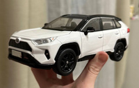 Коллекционные металлические машинки TOYOTA RAV4 Sport 1/24 Тойота RAV4 (бело-черный) #10, Виктория Е.