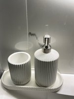 Набор для ванной Chloe 02 (поднос 26х11 см, дозатор для жидкого мыла с металлической помпой, 0,4 л, стакан для щеток), бетон, белый глянцевый #6, Olga A.