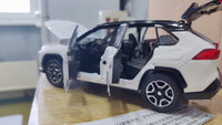 Коллекционные металлические машинки TOYOTA RAV4 Sport 1/24 Тойота RAV4 (бело-черный) #15, Иван