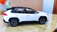 Коллекционные металлические машинки TOYOTA RAV4 Sport 1/24 Тойота RAV4 (бело-черный) #12, Иван