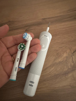 Электрическая зубная щётка Oral-B Vitality Pro D103 Белая + 2 дополнительные насадки Sensitive Clean, 3 режима, бережная чистка, для взрослых и детей от 3-х лет #100, Кумсият Б.