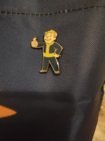 Значок металлический, пин Волт-Бой (Vault Boy) из игры Fallout / Фоллаут на рюкзак, сумку #54, Юлия Л.